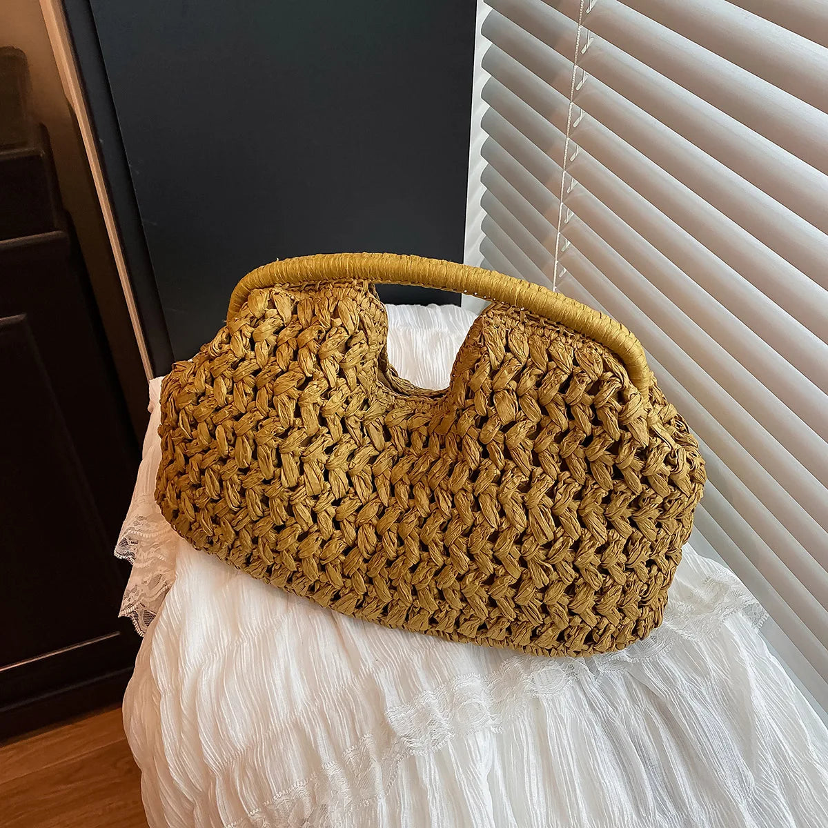 VALORIA | Women’s fashionable woven handbag for vacations, shopping and weekend adventures